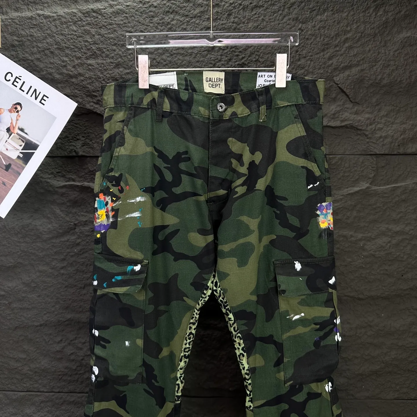 P250 GALLERY DEPT. 2025 new camouflage patchwork hand-painted multi-pocket couple style loose bootcut jeans 🔥High version🔥High version🔥Top ceiling quality Styles with different washed textures, very friendly to people with thin legs and thick legs, the bootcut version is very flattering to the leg shape Moderate length that never goes out of style, easy to match with casually, basic styling for various styles, a must-have in the wardrobe! The fabric is stiff but also makes the upper body soft without losing texture. The washing process is even more perfect. It is a must-have item for everyone! ! ! Washed wheat, hang tag, pants label, complete with three labels Color: camouflage green Size: 28, 30, 32, 34, 36 (five sizes)